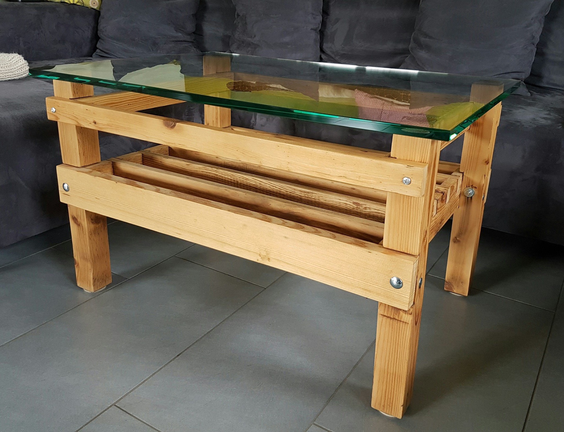 Couchtisch aus Holzbalken mit dicker Glasplatte